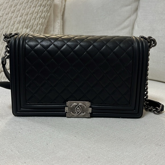 Chanel New Medium Boy Bag - Picture 2 of 15